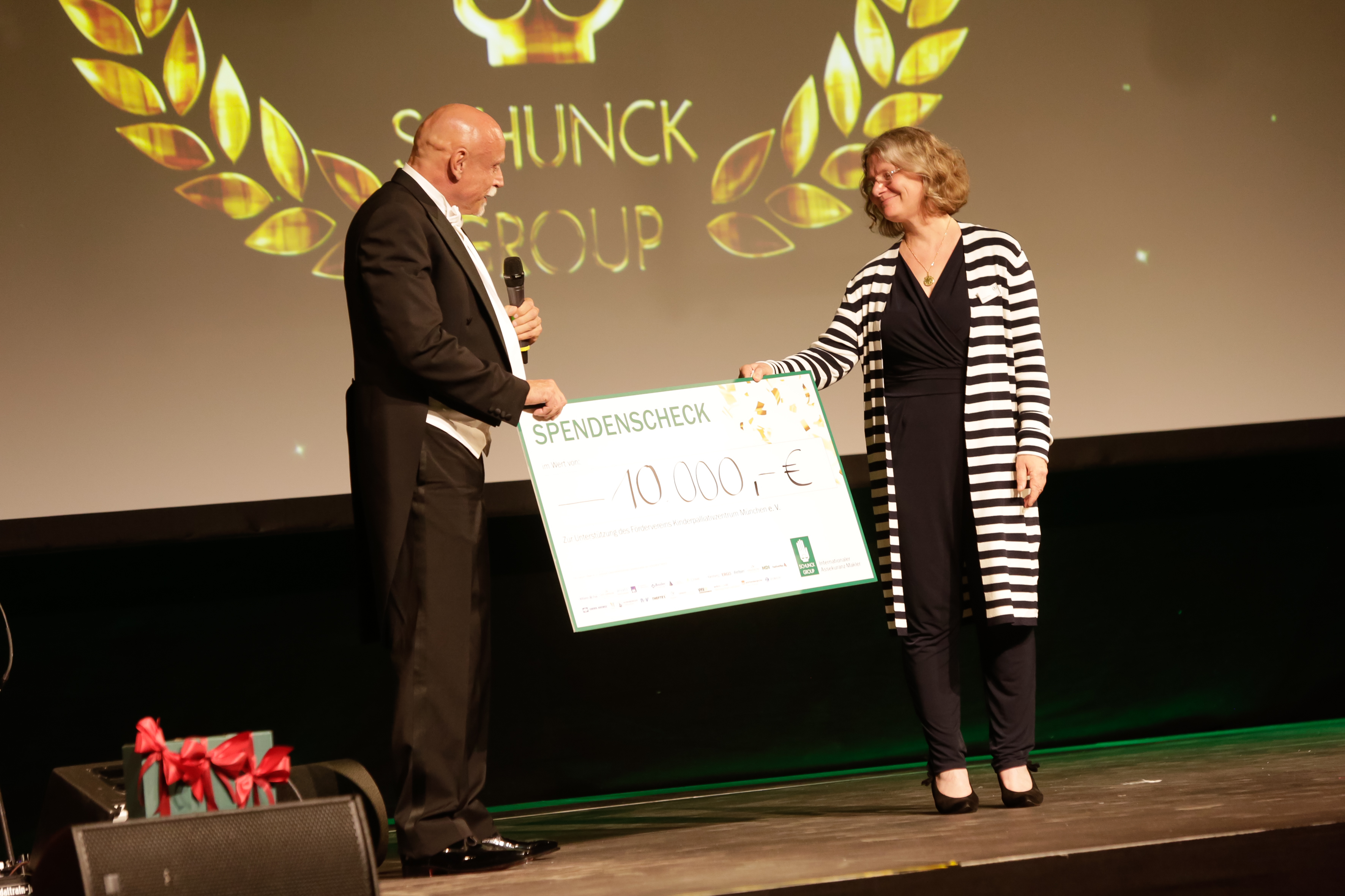A donation of 10,000 euros was handed over to the Förderverein Kinderpalliativzentrum München e. V. (Children's Palliative Center Munich). A donation of 10,000 euros was handed over to the Förderverein Kinderpalliativzentrum München e. V. (Children's Palliative Center Munich).