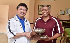 Alamgir Shah (right) presents the high sourvenir trophy to HE Dato Hasrul Sani Mujtabar, Malaysian High Commissioner to Pakistan