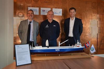 The certificate presentation with a model of the installation on the MN Pelican